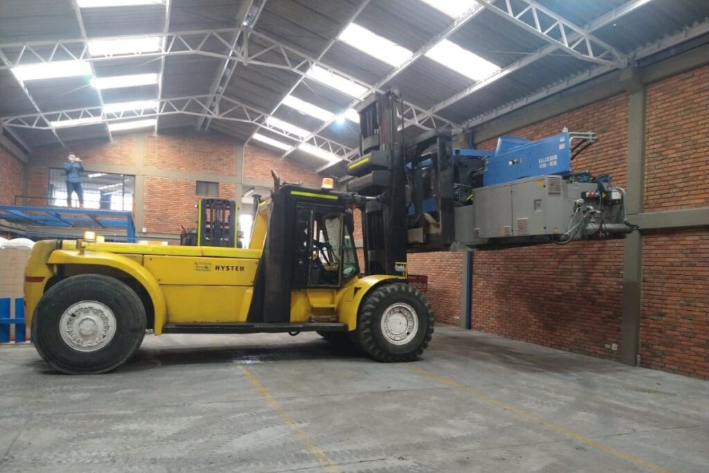 Movimiento de maquinaria pesada en obras de construcción